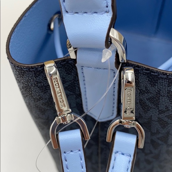 MICHAEL KORS SURI MEDIUM BUCKET MESSENGER LT SKY - Picture 13 of 15